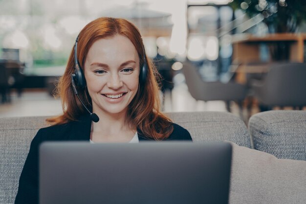 Foto lächelnde frau mit laptop im büro