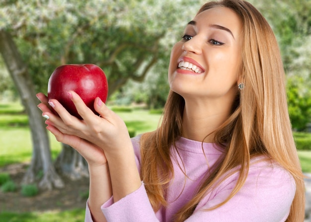 Lächelnde Frau mit rotem Apfel