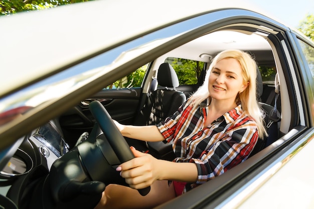 Lächelnde Frau sitzt im Auto