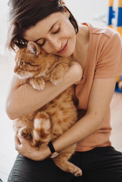 Lächelnde Frau umarmt ihre Katze Closeup Portrait Frau umarmt Katze Indoor tolles Design für alle Zwecke