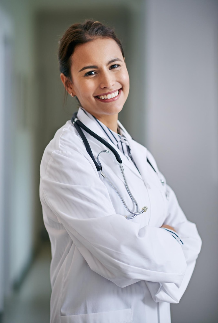 Foto lächelnde frau und porträt eines arztes mit gekreuzten armen im krankenhaus für selbstvertrauen und stolz glücklicher fachmann und weiblicher gesundheitsarbeiter mit positiver einstellung zur karriere in der medizinischen klinik