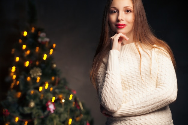 Lächelnde Frau vor Weihnachtsbaum
