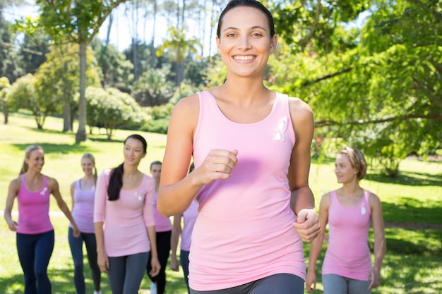 Lächelnde Frauen im Rosa für Brustkrebsbewusstsein