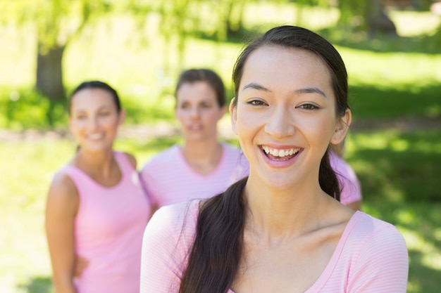 Lächelnde Frauen im Rosa für Brustkrebsbewusstsein