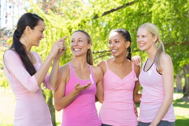 Foto lächelnde frauen im rosa für brustkrebsbewusstsein