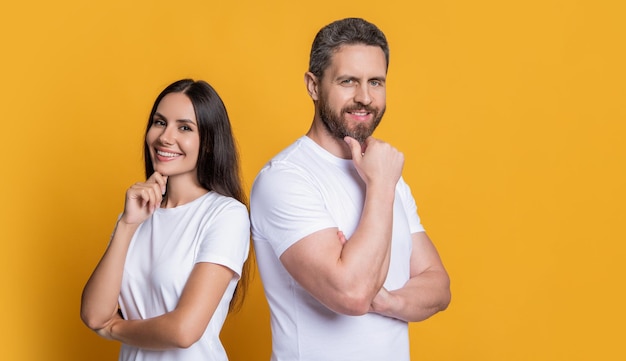 Lächelnde Freunde Familienpaar Paar von Jahrtausendmännern und -frauen, isoliert auf Gelb Mann und Frau in weißem T-Shirt Familienporträt Jahrtausendpaar mit lässigem Stil Kopieren Sie das Space-Banner