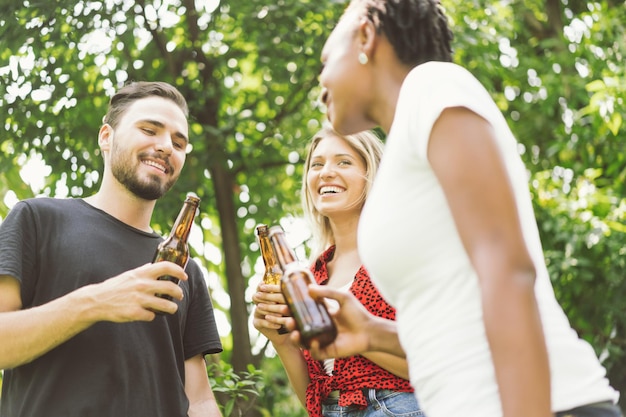 Lächelnde Freunde genießen Bier