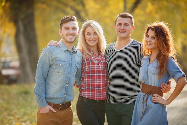 lächelnde Freunde im Freien