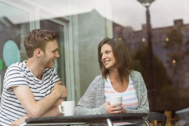 Lächelnde Freunde mit Tasse Kaffee