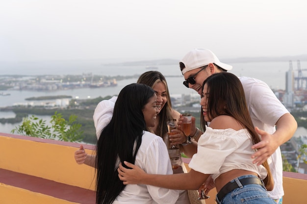 Lächelnde Freunde trinken zusammen Champagner draußen