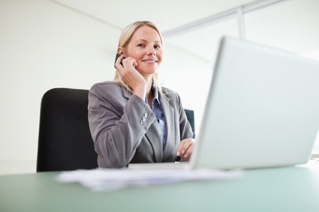 Lächelnde Geschäftsfrau am Telefon