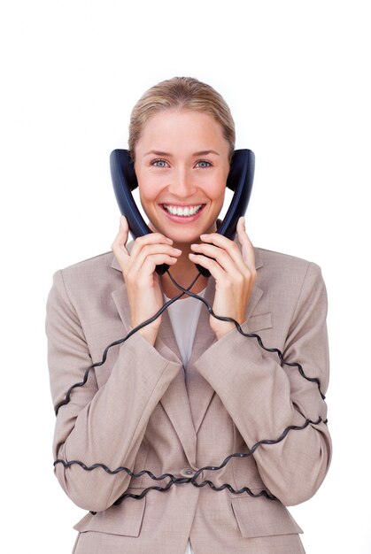 Lächelnde Geschäftsfrau verwirrte in den Telefondrähten