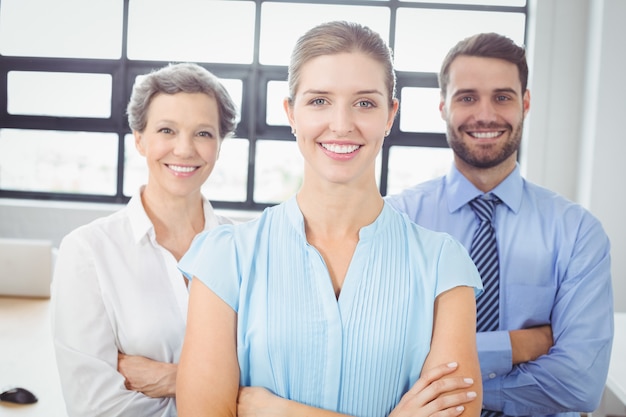 Lächelnde Geschäftsleute, die im Büro stehen