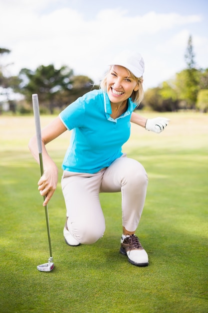 Lächelnde Golferin, die die Faust ballt