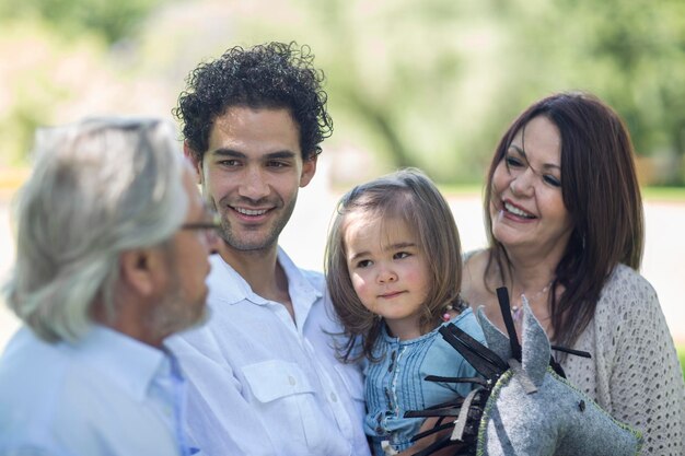 Lächelnde Großfamilie im Freien