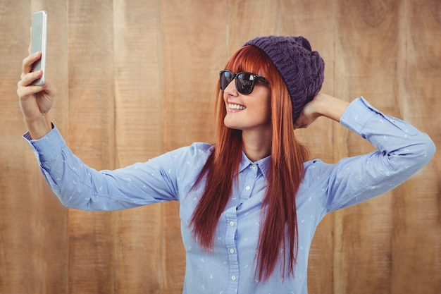 Lächelnde Hippie-Frau, die selfie nimmt