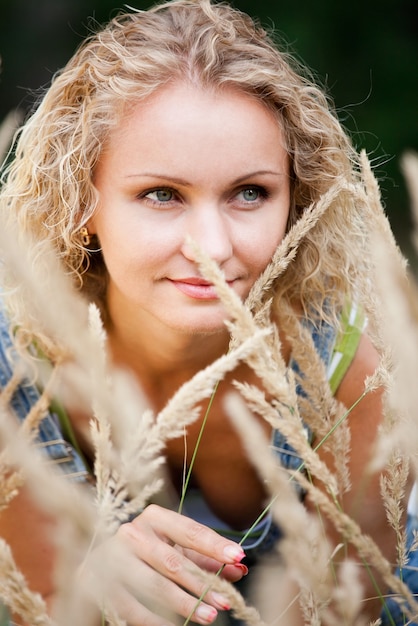 Foto lächelnde junge blondine auf wiese