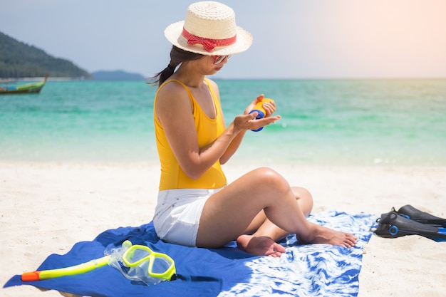 Lächelnde junge Frau am Strand