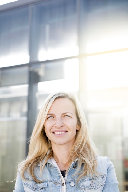 Lächelnde junge Frau, die wegblickt