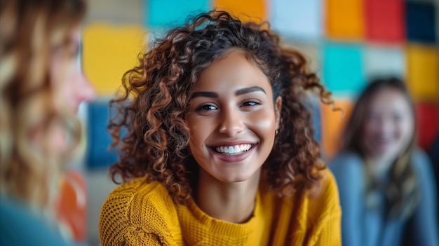 Lächelnde junge Frau im gelben Pullover in Innenräumen