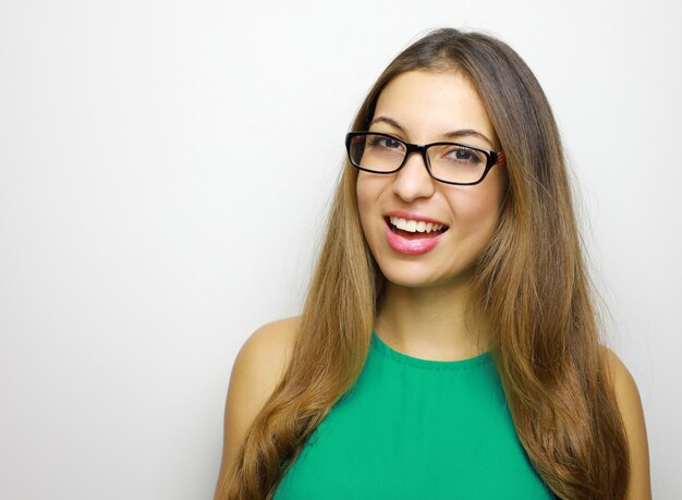 Lächelnde junge Frau in Brillen posiert