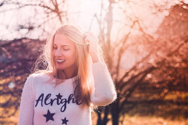 Foto lächelnde junge frau mit der hand im haar