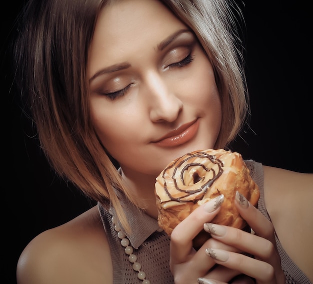 Lächelnde junge Frau mit einem Kuchen