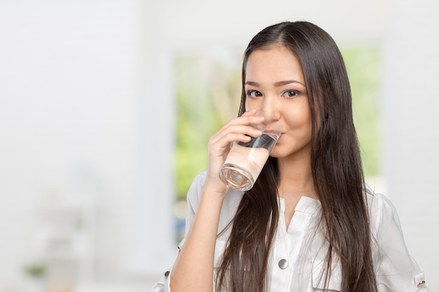 Lächelnde junge Frau mit Glas Wasser
