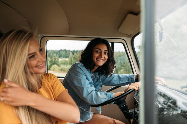 Foto lächelnde junge frau sitzt im auto