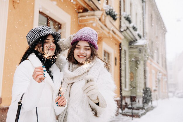 Lächelnde junge Frauen, die warme Winterkleidung plaudern