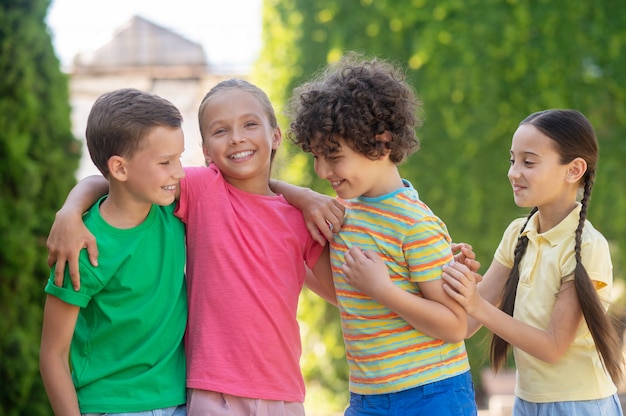 Lächelnde Jungen und Mädchen, die Zuneigung zeigen