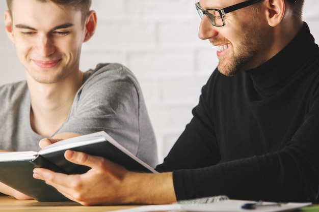 Lächelnde Jungs, die Papierkram erledigen