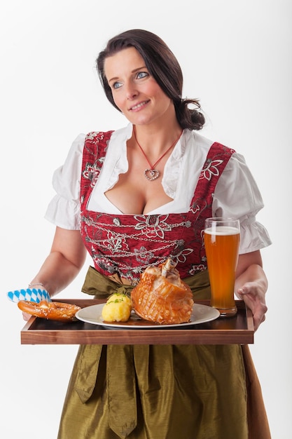Lächelnde Kellnerin hält Essen vor weißem Hintergrund
