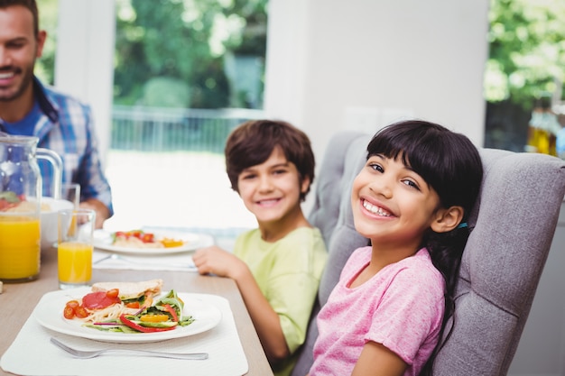 Lächelnde Kinder sitzen am Esstisch