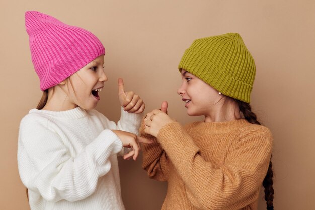 Lächelnde kleine Mädchen in der Hutstudiokindheit