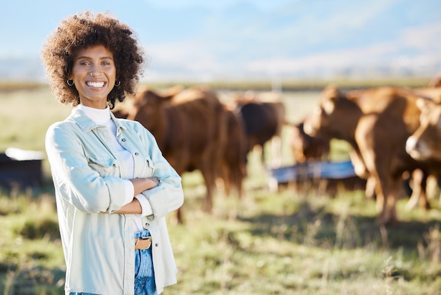 Lächelnde Kuh und Landwirtschaftsfrau auf dem Bauernhof für nachhaltige Produktion oder denkendes Branchenwachstum Agro Arms Crossed oder Management von Landwirten auf dem Landfeld für Milchtiere für die Natur