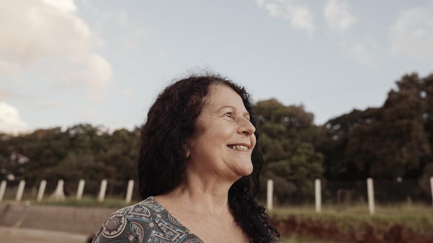 Lächelnde lateinamerikanische Brasilianerin auf dem Bauernhof Positive Freude und Liebe