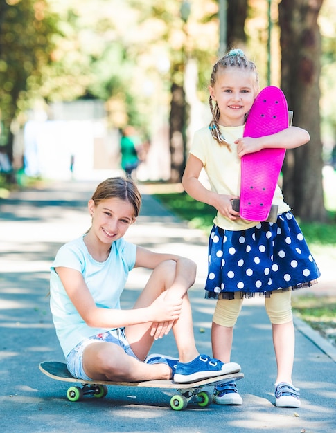 Lächelnde Mädchen mit Skateboards