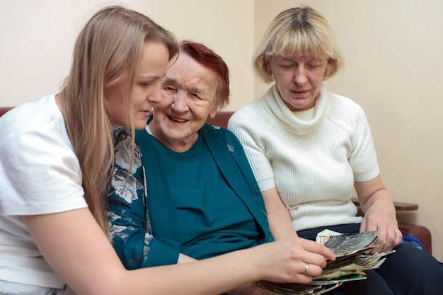 Foto lächelnde mehrgenerationsfamilie zu hause