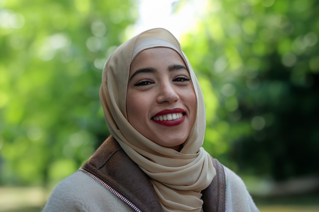lächelnde muslimische Frau