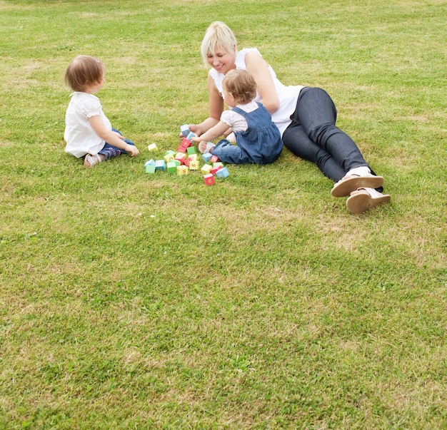 Lächelnde Mutter, die Spaß mit ihren Kindern hat