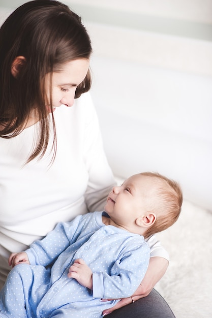 Lächelnde Mutter mit Baby auf Händen