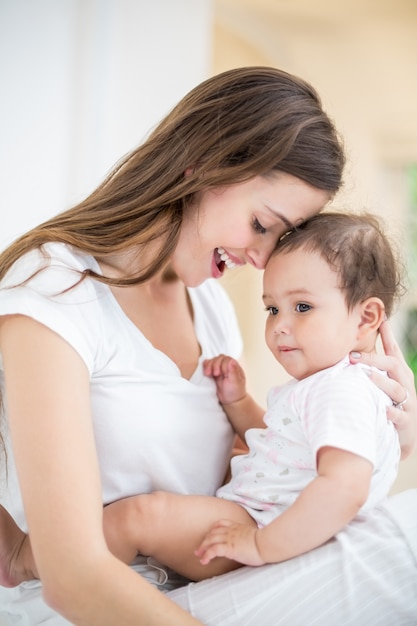 Lächelnde Mutter mit Baby