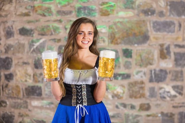 Lächelnde oktoberfest Barmaid mit Bier