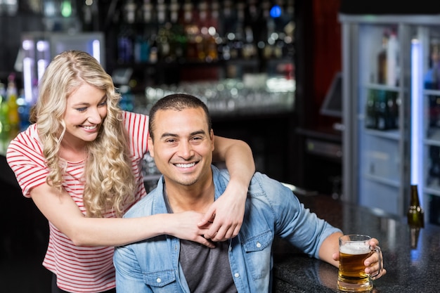 Lächelnde Paare, die etwas trinken