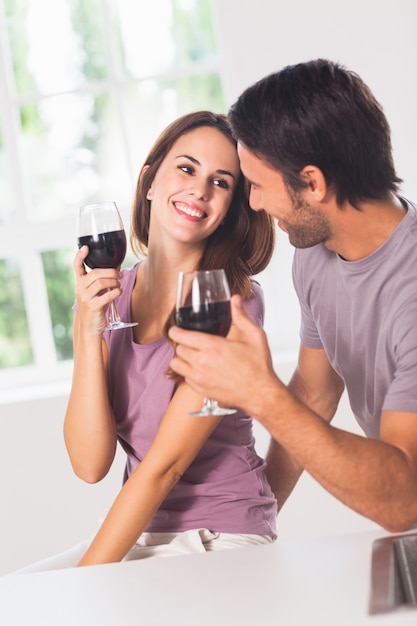 Lächelnde Paare mit Wein