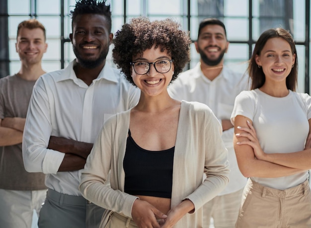 Lächelnde professionelle Unternehmensleiter und Mitarbeiter gruppieren Teamportrait