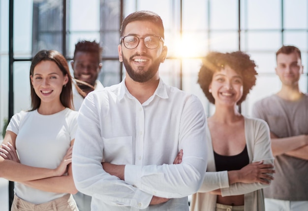 Foto lächelnde professionelle unternehmensleiter und mitarbeiter gruppieren teamportrait