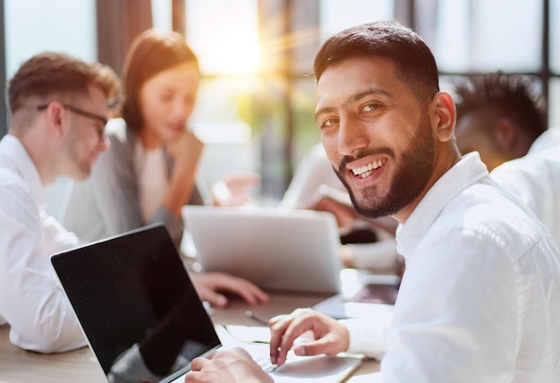 Lächelnde professionelle Unternehmensleiter und Mitarbeiter gruppieren Teamportrait