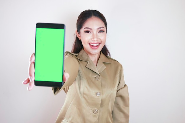 Lächelnde Regierungsangestellte zeigen einen leeren Bildschirm auf dem Smartphone PNS in Khaki-Uniform